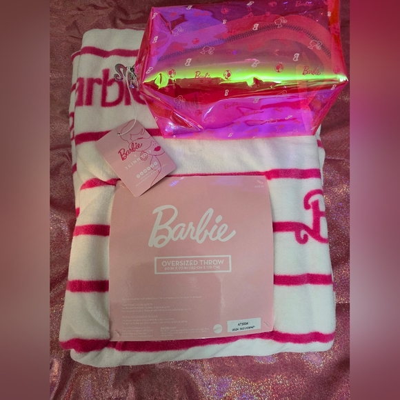 Barbie Bundle! Oversized throw and cosmetic bag! NWT! - Picture 7 of 14